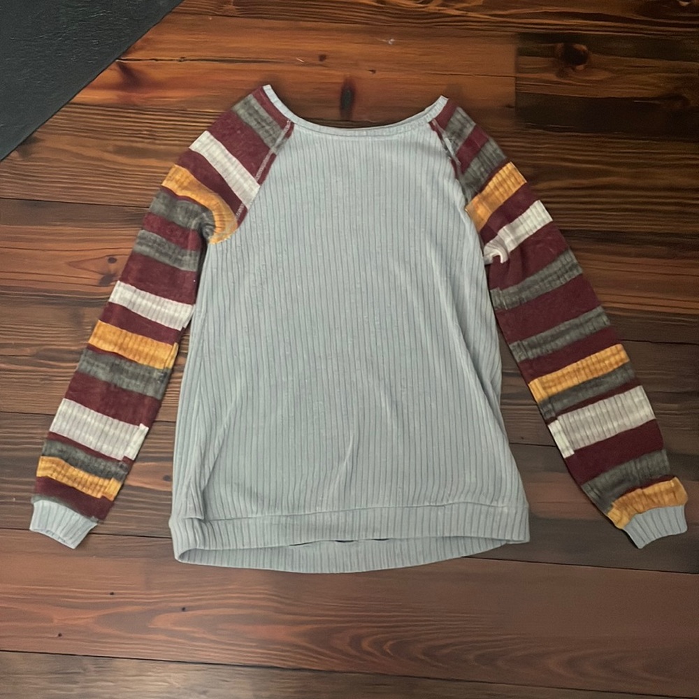 Easel sweater size small